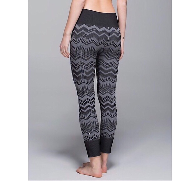 Lululemon Ebb To Street Black Chevron Yoga Pants 6 - Picture 2 of 7